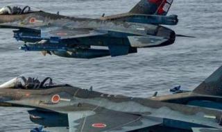 美战斗机伴飞两架俄轰炸机