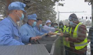 外卖小哥凌晨暴风雪中送餐